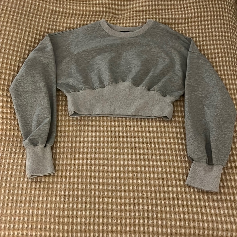 gray cropped t-shirt